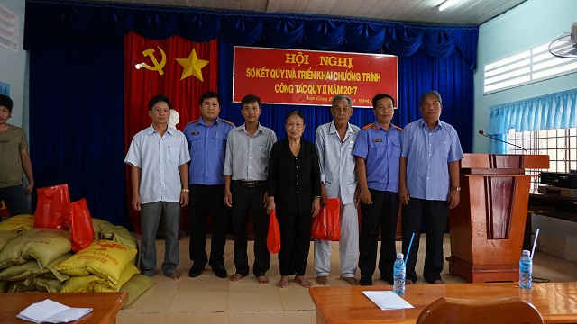 Đại diện hộ nghèo xã Tam Giang Đông nhận quà