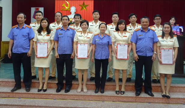 Tập thể lãnh đạo VKSND tỉnh Yên Bái chụp ảnh chung với các KSV được bổ nhiệm