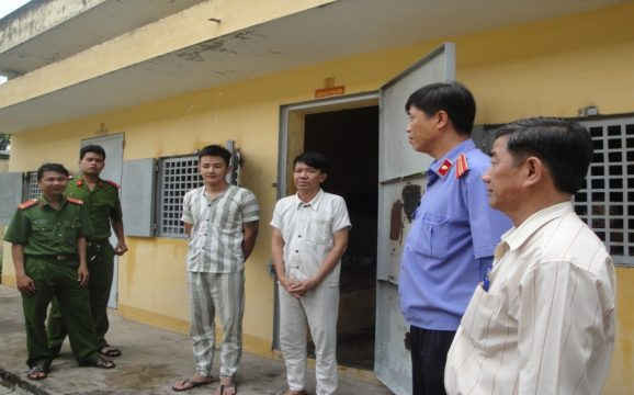 Viện kiểm sát và Mặt trận tổ quốc Việt Nam thăm hỏi phạm nhân về thực hiện chế độ đối với phạm nhân phục vụ Nhà tạm giữ (Kiemsat.vn)