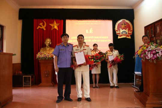 Đ/c Dương Hùng Yên trao QĐ và tặng hoa chúc mừng các KSV (Kiemsat.vn)