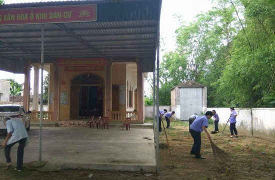 Công chức - viên chức Viện KSND huyện Lộc Hà tích cực tham gia ngày công lao động tại thôn Đại Yên (Kiemsat.vn)