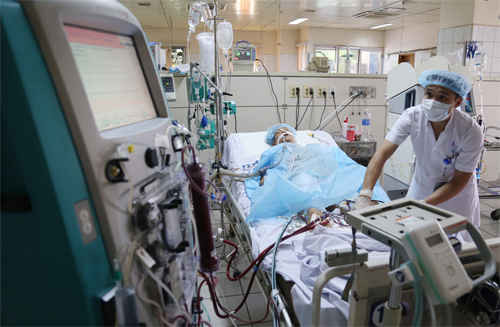 Một bệnh nhân tai biến chạy thận ở Hòa Bình đang được bác sĩ cấp cứu với những máy móc hiện đại nhất. Ảnh: Phạm Dự.
