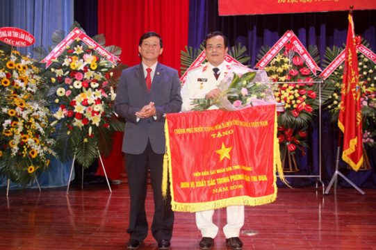 Phó Bí thư Trần Đức Quận trao Cờ thi đua của Chính phủ