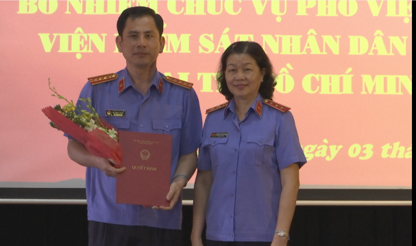 Đồng chí Nguyễn Thị Thủy Khiêm, Phó Viện trưởng VKSNDTC trao quyết định bổ nhiệm.