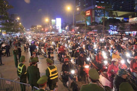 Trời vừa nhá nhem tối, tuyến đường Tây Sơn qua chùa Phúc Khánh đã chật cứng, người xe khó di chuyển. Ảnh VietNamNet