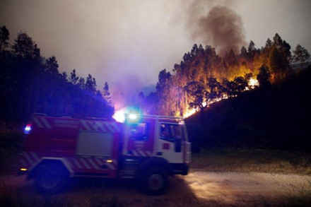 Hình ảnh biển lửa khủng khiếp vụ cháy rừng khiến 62 người chết ở Bồ Đào Nha ảnh 9