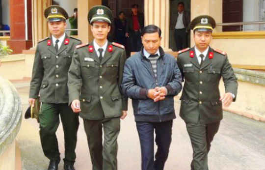  Ông Đinh Trọng Tấn, Bí thư Đảng ủy xã Quảng Lĩnh, bị công an bắt giam để điều tra, làm rõ hành vi xúc phạm lãnh đạo huyện 