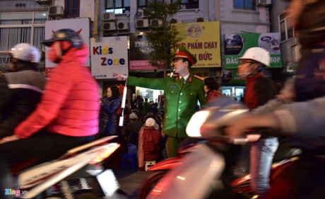 Trong lúc buổi lễ diễn ra, hàng trăm công an và dân phòng được điều động đến khu vực chùa Phúc Khánh làm nhiệm vụ phân luồng, đảm bảo an toàn giao thông. Ảnh Zing News