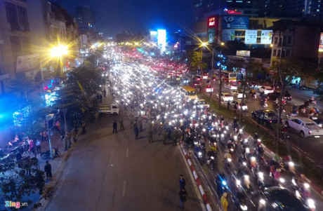 Một chiến sĩ CSGT cho biết lượng phương tiện đổ về khu vực này quá đông, dù anh em đã huy động gần như 100% lực lượng nhưng không biết phải phân luồng thế nào khi một chiều đường đã dành cho người dân làm lễ cầu an. Ảnh Zing News