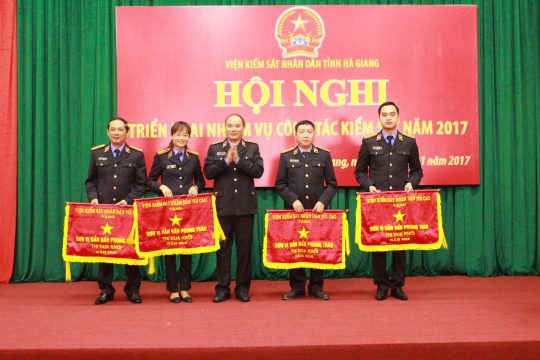 Đồng chí Thiếu tướng Nguyễn Văn Khánh – Phó Viện trưởng VKS tối cao trao Cờ thi đua cho đơn vị dẫn đầu khối