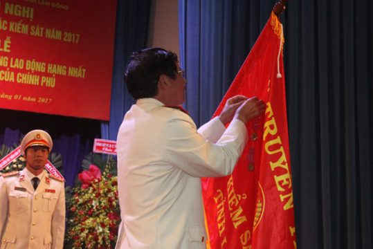 Đồng chí Phó Viện trưởng VKSNDTC Trần Công Phàn gắn Huân chương lên Cờ truyền thống
