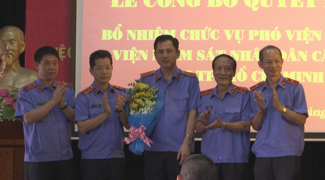 Tập thể lãnh đạo Viện cấp cao 3 chúc mừng đồng chí Lâm Quang Trường.