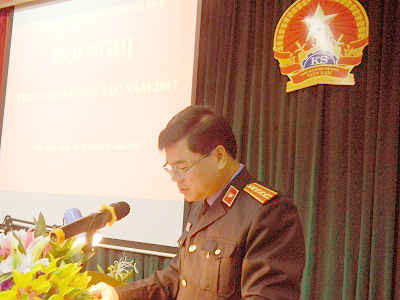 Đồng chí Cao Viết Lực, Phó Viện trưởng VKSND tỉnh Hòa Bình trình bày dự thảo Kế hoạch công tác năm 2017