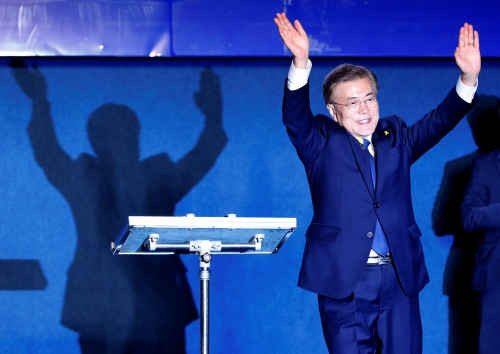 Tổng thống đắc cử Moon Jae-in cám ơn người ủng hộ. Ảnh: Reuters