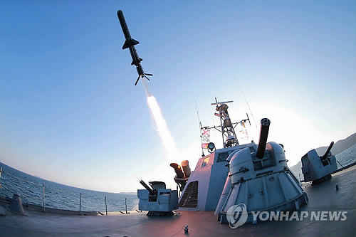 Hàn Quốc: Triều Tiên phóng một loạt tên lửa - Ảnh 1.