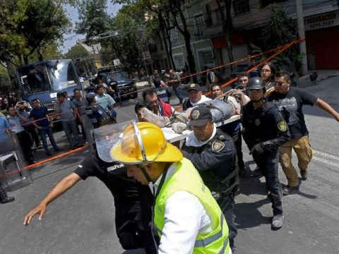 Người bị thương do trận động đất được đưa đi cấp cứu. (Ảnh: Getty Images)