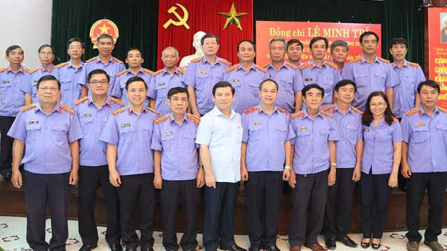 Đồng chí Lê Minh Trí, Viện Trưởng VKSND Tối cao chụp ảnh với các cán bộ của VKSND tỉnh Quảng Nam
