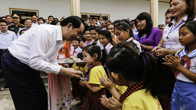 Chủ tịch nước tặng quà cho các em nhỏ xã Nghĩa Đồng, huyện Tân Kỳ - Ảnh Đức Anh