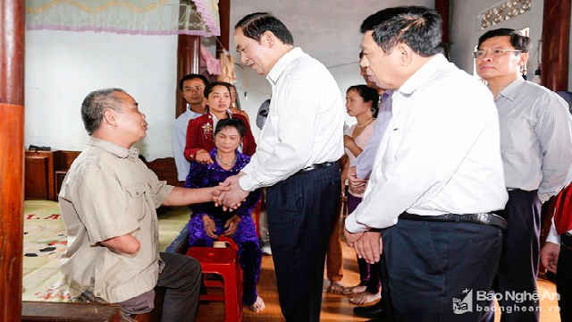 Chủ tịch nước tặng quà thương binh Hồ Văn Thọ tại xã Nghĩa Đồng, huyện Tân Kỳ - Ảnh Đức Anh