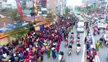 Ngôi chùa cổ kính và linh thiêng này thường có hàng chục nghìn, thậm chí hàng trăm nghìn người dự lễ mỗi dịp tuần rằm quan trọng như rằm tháng Giêng hay rằm tháng Bảy (Vu lan). Ngay từ 16h hôm nay 10/2, hàng trăm người đã đổ về chuẩn bị cho lễ cầu an nhân ngày rằm tháng Giêng. Ảnh Zing News