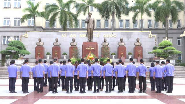 Các đại biểu và học viên dâng hương tưởng niệm anh linh Chủ tịch Hồ Chí Minh và Lãnh đạo ngành Công an các thời kỳ.