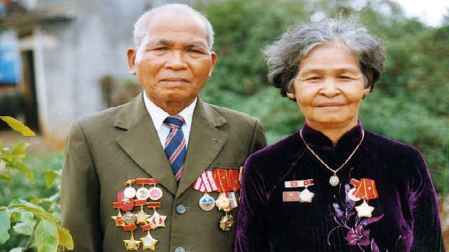Bác KSo Ní và vợ (ảnh chụp năm 2005)