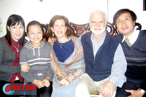 Vợ chồng GS.TS Chris Carolynn Maltas thăm gia đình sinh viên Tôn Hà Anh tại Hà Nội. (Ảnh gia đình cung cấp)