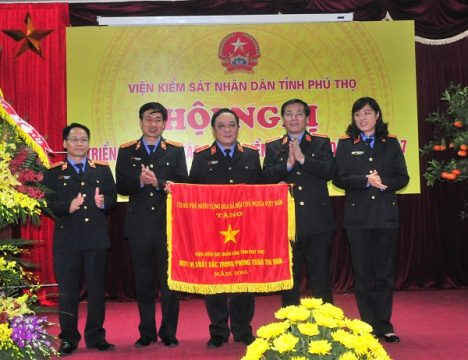 Phó Viện trưởng thường trực VKSND tối cao Nguyễn Hải Phong trao Cờ thi đua của Chính phủ cho Lãnh đạo VKSND tỉnh Phú Thọ
