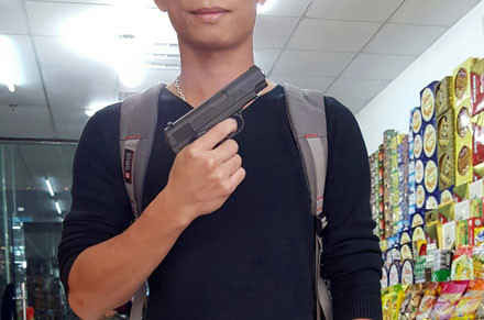 Tác giả cầm trên tay khẩu súng giống K54, được chào bán công khai tại chợ Việt Nam.