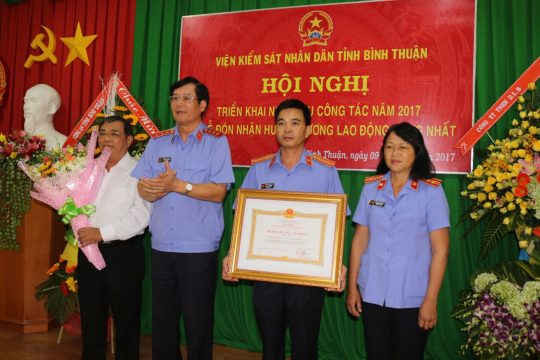 Đồng chí Trần Công Phàn, Phó Viện trưởng VKSNDTC trao Huân chương Lao động hạng Nhất cho Văn phòng VKSND tỉnh Bình Thuận