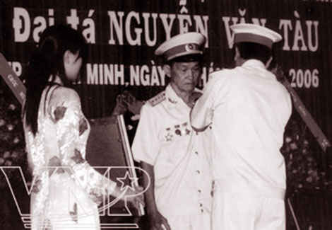 Đại tá tình báo Tư Cang trong lễ trao tặng danh hiệu Anh hùng Lực lượng vũ trang nhân dân năm 2006.