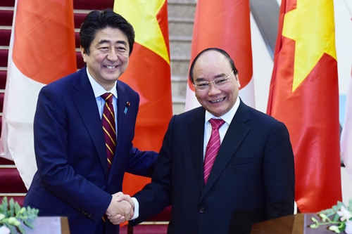 Thủ tướng Nguyễn Xuân Phúc và Thủ tướng Nhật Bản Shinzo Abe bắt tay tại lễ ký văn kiện.