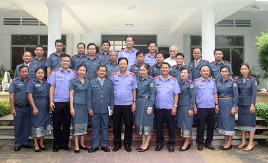 hoc-vien-chup-hinh-luu-niem-cung-ban-giam-hieu-nha-truong