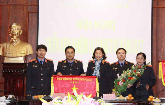 Phó Viện trưởng VKSNDTC Nguyễn Thị Thủy Khiêm  trao Cờ thi đua của ngành KSND cho Cục 3 