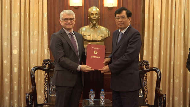 Đồng chí Trần Công Phàn, Phó Viện trưởng VKSND tối cao trao kỷ niệm chương “Bảo vệ pháp chế” cho chuyên gia người Đan Mạch.