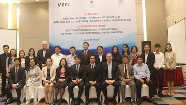 Các đại biểu tham dự Lễ ra mắt Liên minh các doanh nghiệp điện tử tại Việt Nam. Ảnh: VCCI