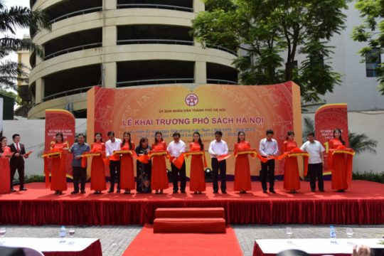 Các lãnh đạo thành phố Hà Nội thực hiện nghi thức khai trương Phố Sách 