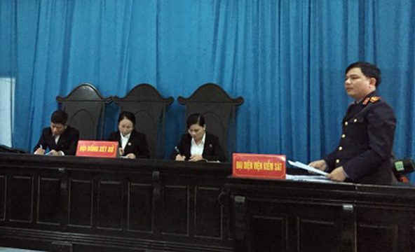 Kiểm sát viên Hoàng Văn Lâm VKSND huyện Tân Kỳ đọc bản cáo trạng tại phiên tòa