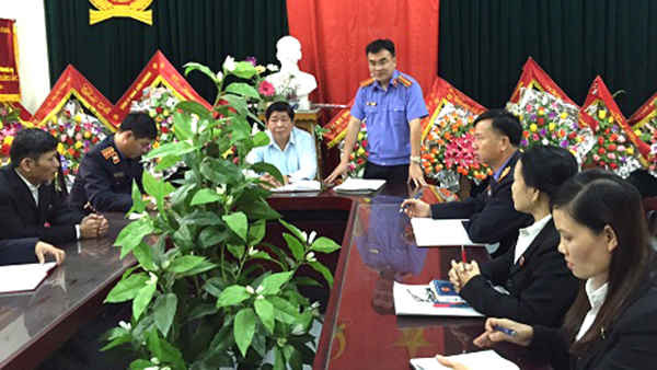 Viện trưởng VKSND huyện Tân Kỳ Phạm Văn Tuấn phát biểu tại cuộc họp