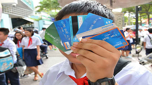 Trẻ em được đứng tên sở hữu thẻ ngân hàng thanh toán Ảnh: TẤN THẠNH (NLD)