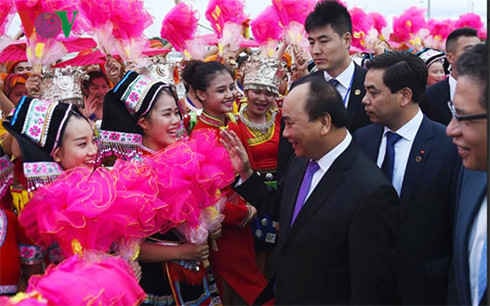 Các sinh viên Trung Quốc chào đón Thủ tướng Nguyễn Xuân Phúc tại sân bay
