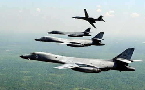 Các máy bay ném bom B-1B dàn đội hình. Ảnh: USAF.