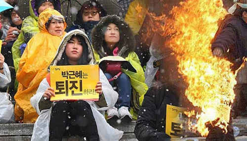 Một cuộc biểu tình phản đối tổng thống Hàn Quốc. Ảnh: FreeMalaysiaToday