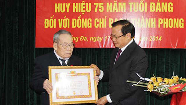 Đồng chí Bạch Thành Phong nhận Huy hiệu 75 năm tuổi Đảng do lãnh đạo Thành ủy Hà Nội trao tặng năm 2014.