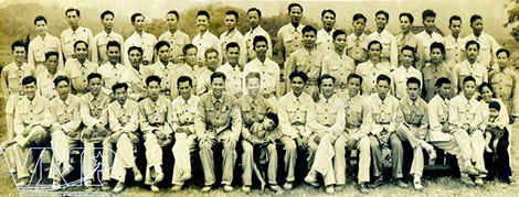 Ông Tư Cang (hàng ngồi, thứ 7 từ trái qua) và Đại đội Thông tin, Trung đoàn 656 (ảnh tư liệu năm 1957).