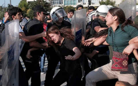 Cảnh sát Thổ Nhĩ Kỳ đụng độ người biểu tình. Ảnh: Reuters
