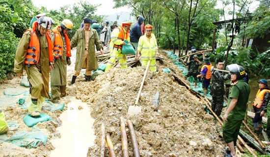 Cảnh sát thuộc Công an TP Vinh dầm mình tham gia cứu đê.