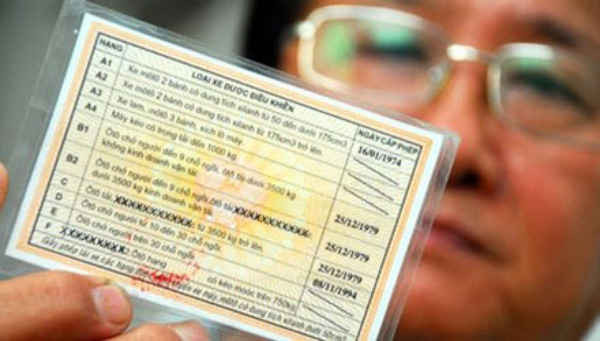 Cục Kiểm tra văn bản quy phạm pháp luật chính thức tuýt còi quy định bắt buộc đổi giấy phép lái xe bìa giấy sang thẻ PET của Bộ Giao thông vận tải.