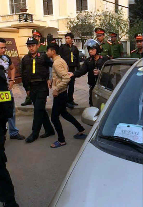Trịnh Danh Thịnh đi taxi đến tòa khiến người nhà bị hại bức xúc.