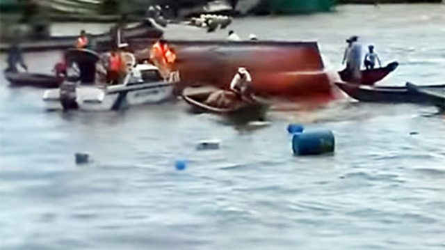 Lực lượng cứu hộ tiếp cận vụ chìm tàu ở Bạc Liêu. Ảnh: VNE
